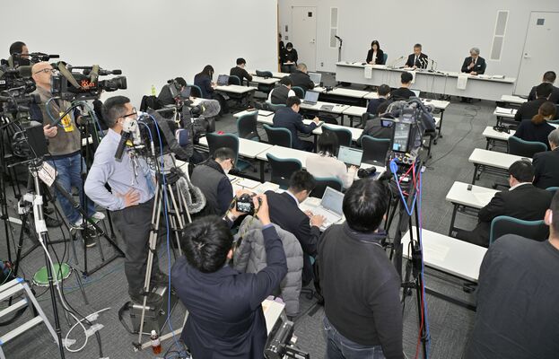 報道陣を前に説明した大高教育次長ら（奥中央）