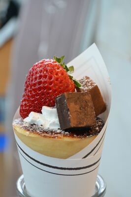 筒状のクレープ「いちご生チョコブリュレ」