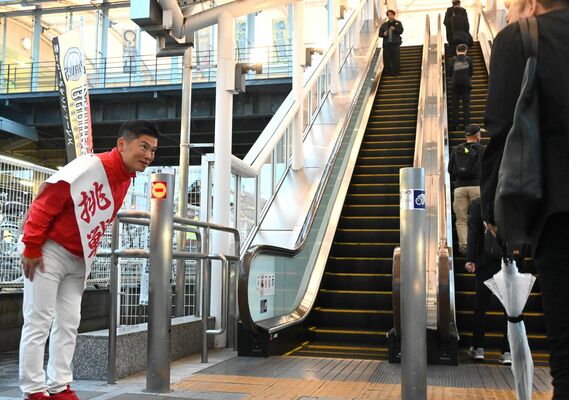 小選挙区勝利から一夜明け、ＪＲ小山駅東口であいさつする藤岡氏（左）＝28日午前６時15分、小山市城山町３丁目
