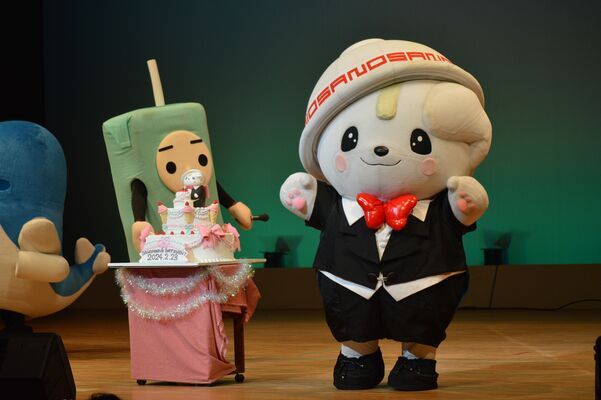 かわいらしい誕生日ケーキと会場からのバースデーソングに喜ぶさのまる