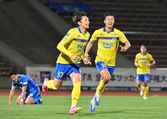 後半39分、勝ち越しゴールを決め、駆け出す栃木ＳＣのＦＷ根本（手前左）＝秋田市のソユースタジアム