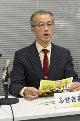 立候補表明し主要政策を説明する伏木氏＝12日午後、小山市役所