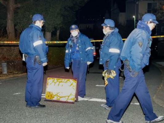 　男性が刺された現場周辺に集まった愛知県警の捜査員＝２９日午前０時２１分、名古屋市