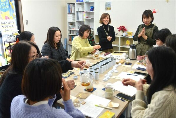 母親向けの癒やし講座を開くなど、子育て環境改善に取り組む黒木さん（奥の右から２人目）