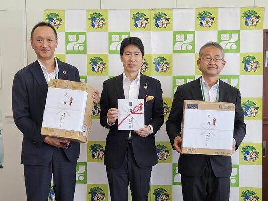 岩佐部長（中央）に目録を贈った江渕総務室長（右）ら＝８日午後、県庁