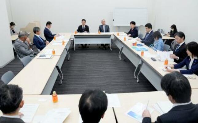 自民党と日本維新の会が開いた、北陸新幹線敦賀―新大阪延伸に関する整備委=15日午後、国会