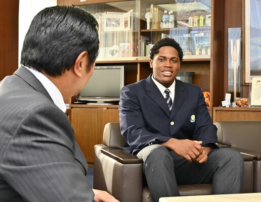 平山町長(左)を表敬訪問したエミール選手