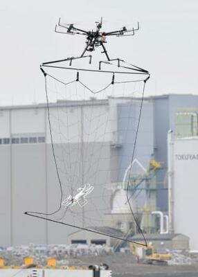 　２０１６年１月、テロ対処訓練で小型のドローンを捕獲する警視庁の「迎撃ドローン」（上）＝東京都江東区