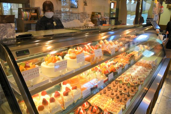 ケーキが並ぶ洋菓子店のショーケース。あらゆる経費が増えているという＝16日午前、日光市平ケ崎