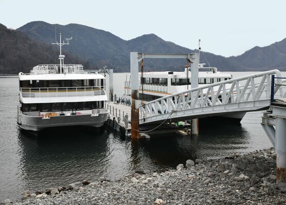 水位低下で急勾配となった浮桟橋につながる橋＝９日午後２時、中禅寺湖