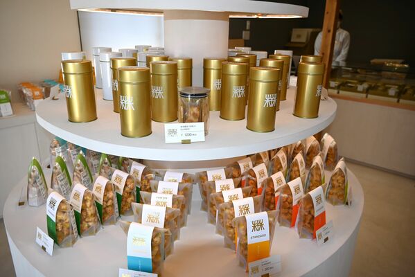 店舗に並ぶ木村の新ブランド「カキモ米菓」＝宇都宮市