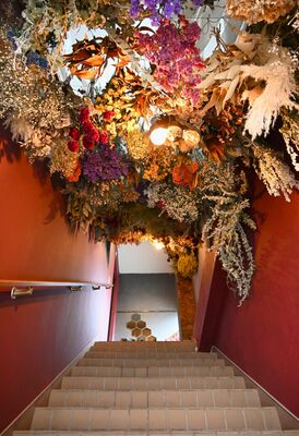 ドライフラワーが飾られた店の入り口