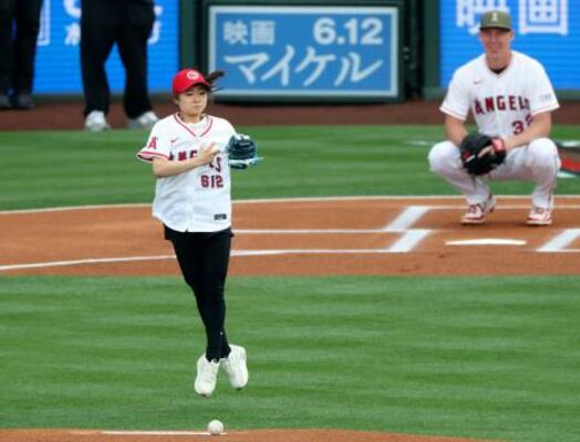 　米大リーグ、エンゼルス―ドジャース戦で始球式を務めるフィギュアスケート女子の島田麻央。マウンド手前でジャンプを披露してから投球した＝アナハイム（共同）