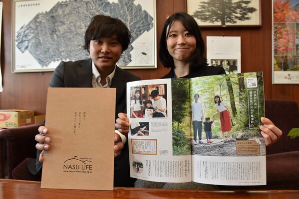 移住定住ＰＲ用冊子を手にする「まちづくり新鮮組」１期生のメンバー