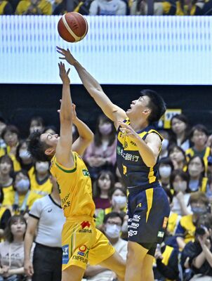 第３クオーター４分、ブレックスの高島（右）がブロックを決める＝ブレックスアリーナ宇都宮