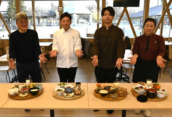 なすべんの２０２６年度版メニューをＰＲする各施設の代表ら