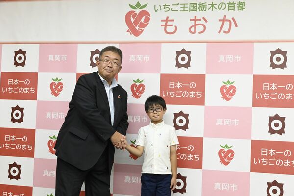 中村市長（左）を表敬訪問した青山さん