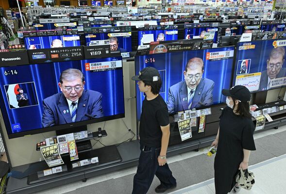 家電量販店で石破首相の記者会見を伝えるテレビに目を向ける来店客＝７日午後６時14分、宇都宮市元今泉３丁目