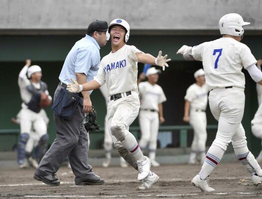 １回、小山・宮田の適時打で二走の阿部（中央）が先制のホームイン＝真岡ハイトラ運動公園市民球場、杉浦崇仁撮影