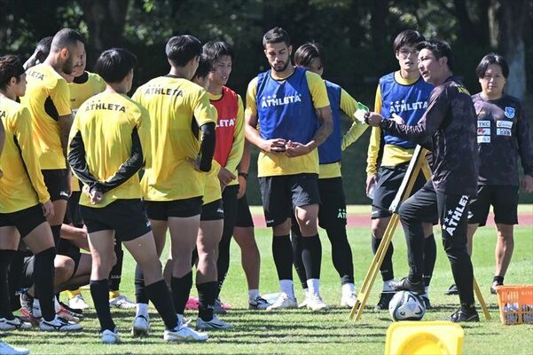 大分戦に向け、戦術を確認する栃木ＳＣの選手＝河内総合運動公園陸上競技場	　