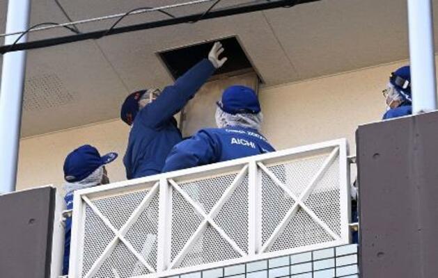 　室内で焼けた女性の遺体が見つかった集合住宅を調べる捜査員＝１８日、愛知県豊田市東新町