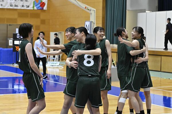 バスケットボール成年女子で８年ぶり３度目の優勝を果たした白鴎大単独チームの本県＝佐賀県唐津市鎮西スポーツセンター体育館