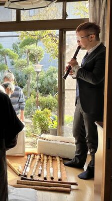 尺八を検分する福田さん