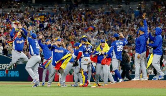 　イタリアに勝利して決勝進出を決め、喜ぶベネズエラの選手ら＝マイアミ（共同）