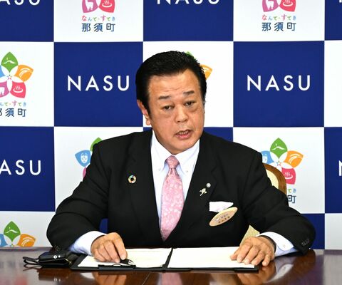 ふるさと納税の寄付額について説明する平山町長