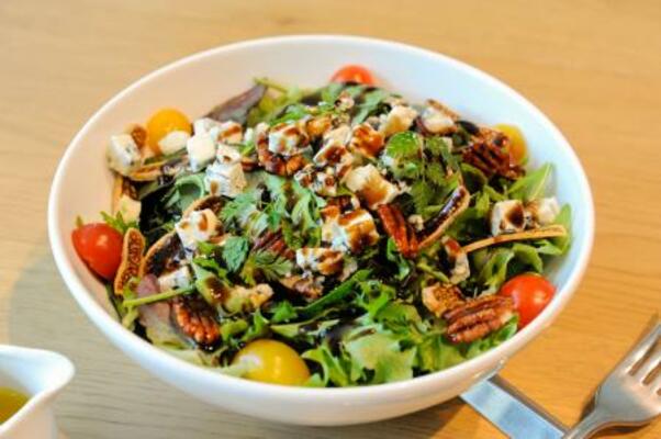 伊東屋のカフェ「スティロ」で提供されているサラダ=東京都中央区