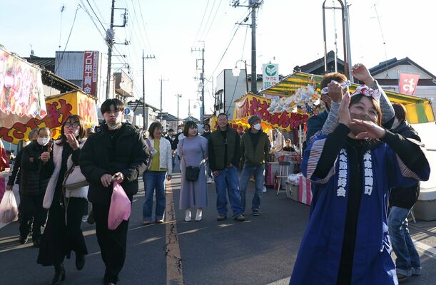 地元住民らでにぎわった初市