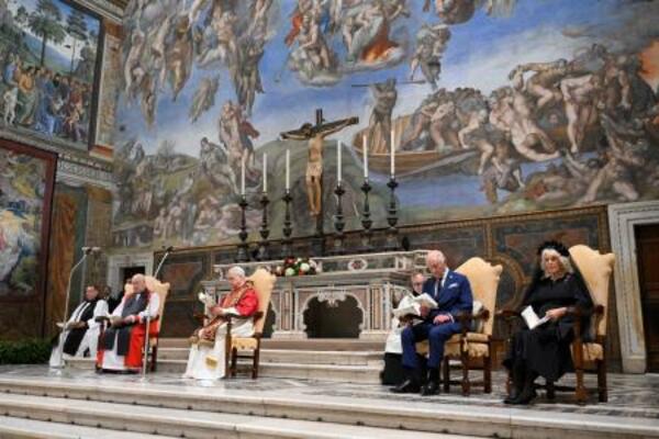 　２３日、バチカンのシスティーナ礼拝堂で祈りをささげるローマ教皇レオ１４世（前列右から３人目）とチャールズ英国王（同２人目）（バチカンメディア提供・ロイター＝共同）
