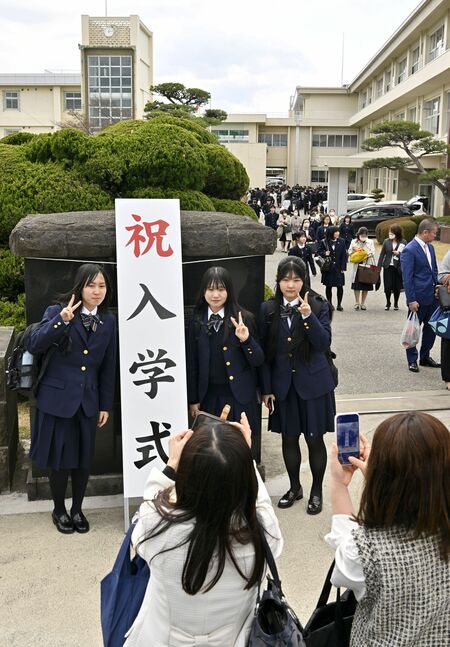 入学式を終え、校門前で記念撮影する新入生たち＝７日午後０時15分、那須塩原市豊町