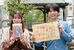 完成した冊子とマップを持つ中村さん（右）と岩田さん