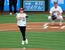 　米大リーグ、エンゼルス―ドジャース戦で始球式を務めるフィギュアスケート女子の島田麻央。マウンド手前でジャンプを披露してから投球した＝アナハイム（共同）