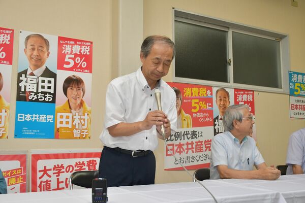 集まった支援者に頭を下げる福田道夫氏＝20日午後８時50分、宇都宮市東浦町