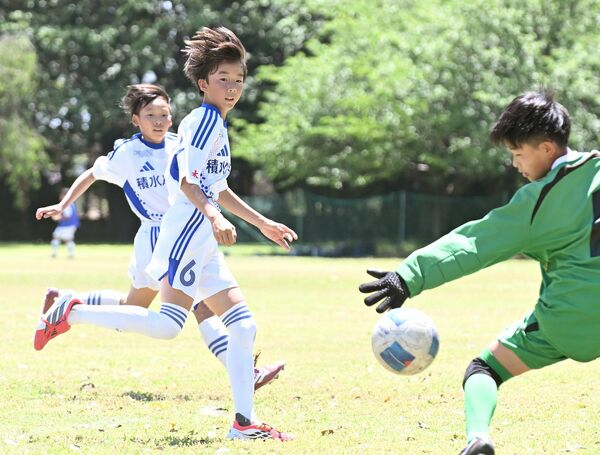第４節　下野きさらぎＳＣ－ともぞうＳＣ戦　後半19分、ともぞうＳＣ・福田己がチーム３点目を挙げる＝大平運動公園多目的広場