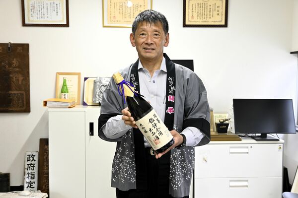 金賞受賞を喜ぶ第一酒造の島田嘉紀社長＝佐野市