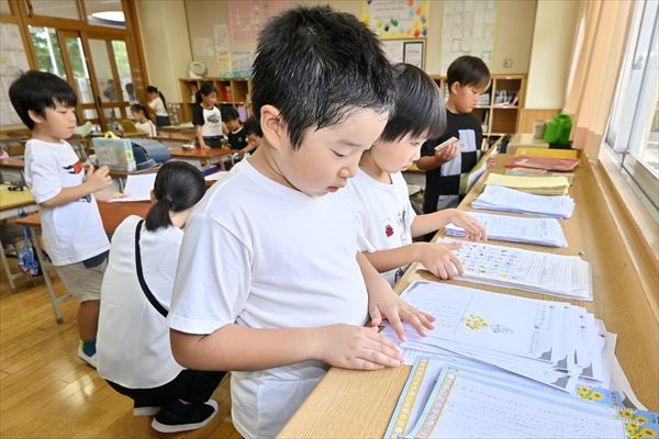 夏休みの宿題を提出する児童＝１日午前８時、真岡市台町