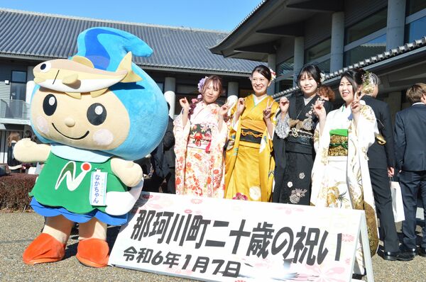 記念撮影する若者たち
