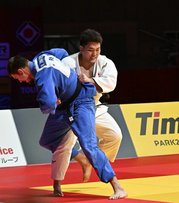 男子１００キロ超級決勝　４分、太田（右）が相手の払い巻き込みで技ありを奪われる＝東京体育館、加藤竜矢撮影