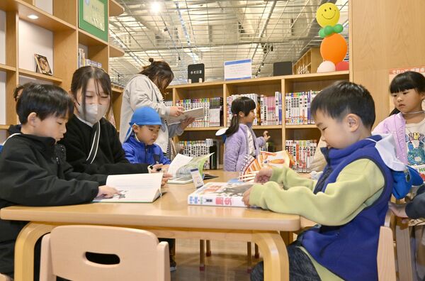 みるるを訪れ読書を楽しむ園児