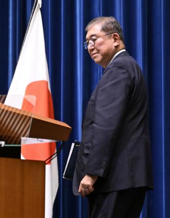 　記者会見を終え、退室する石破首相。退陣する意向を表明した＝７日、首相官邸