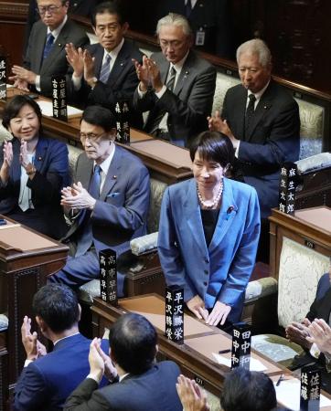 　衆院本会議で首相に指名され、起立する高市早苗氏＝２１日午後