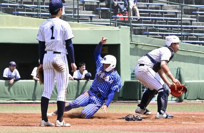 ９回、青藍泰斗の三走・服部が白土の犠飛で勝ち越しの生還＝清原、大和田美黎撮影