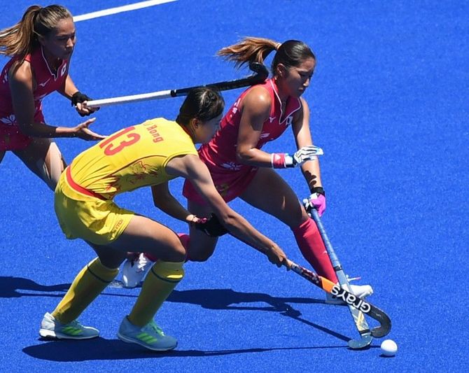 ホッケー女子は1次リーグで敗退。初戦の中国戦を接戦で落とし狐塚美樹は「この舞台に立てたことはうれしいが、結果にこだわっているので勝てず悔しい」と笑顔は少なかった=7月25日、大井ホッケー場ノースピッチ