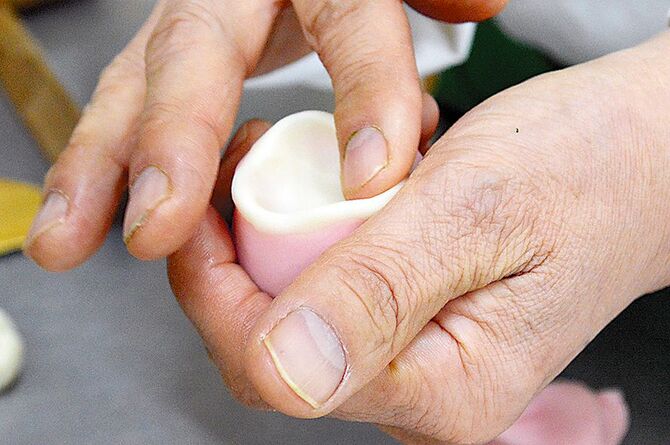 手先で繊細に、桃の花を表現します