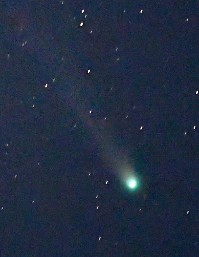 緑色に光るレモン彗星=12日午前4時19分、日光市所野(4秒間露光、北山さん撮影)