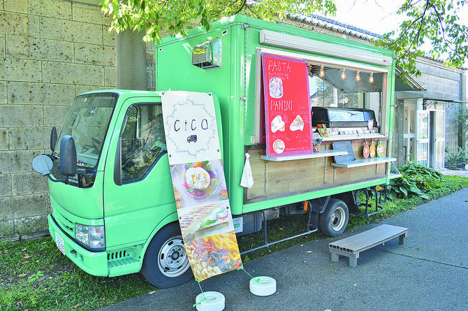 　　　　　　　　　　明るいグリーンのキッチンカー