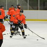 氷の感触確かめる　バックスが今季初の氷上練習